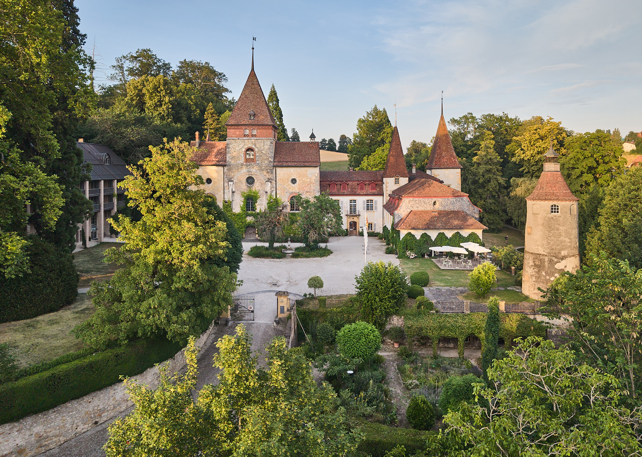 Foto des Schloss Münchenwiler aus der Luft